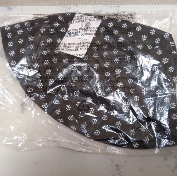 Old Navy Reversible Bucket Hat in White Lilies - Picture 2 of 4